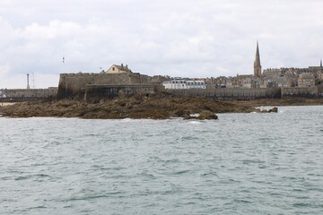 La ville fortifiée de Saint Malo, vue depuis l'estuaire de la rivière Rance, ville de Saint Malo,...