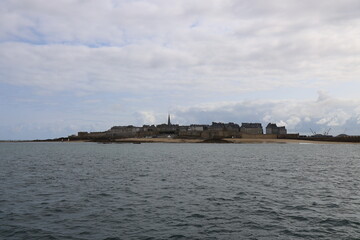 La ville fortifiée de Saint Malo, vue depuis l'estuaire de la rivière Rance, ville de Saint Malo,...