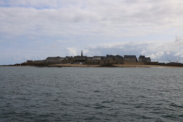 La ville fortifiée de Saint Malo, vue depuis l'estuaire de la rivière Rance, ville de Saint Malo,...