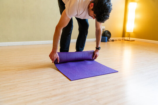 Rolling up yoga mat