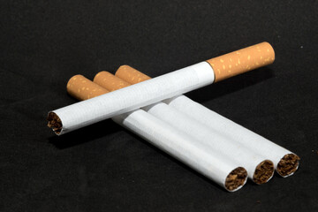 cigarrillos sobre fondo negro