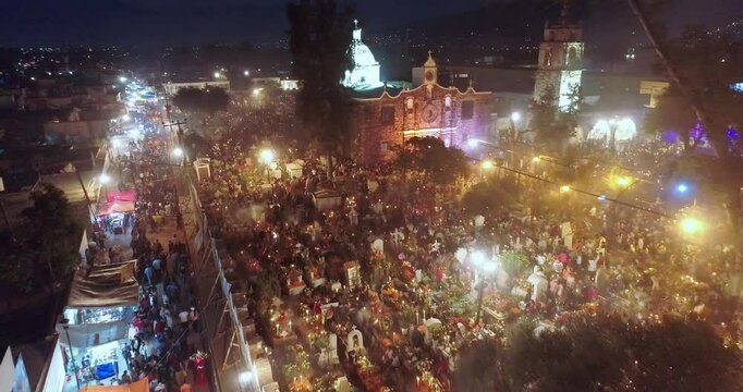 Mixquic, Ciudad de M&eacute;xico, 1 de noviembre de 2018: Tomas a&eacute;reas del cementerio, con tumbas decoradas y velas el D&iacute;a de Muertos.