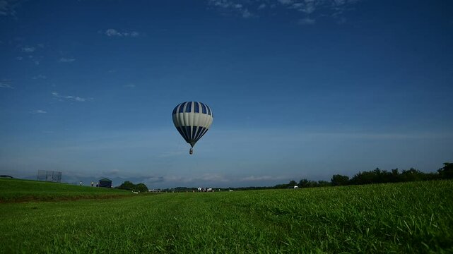 愛知川河川敷を飛行する熱気球 （滋賀県東近江市, 2024年7月）