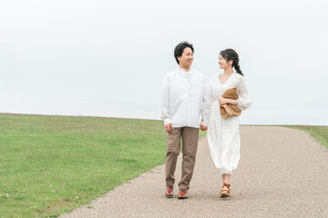 Fototapeta premium 旅行・ハネムーン・新婚旅行・リゾート・ウェディング・青空の中を歩く夫婦・カップル 