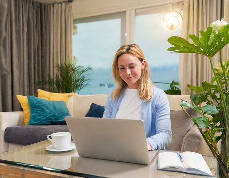 Femme d'affaires utilisant un ordinateur en t&eacute;l&eacute;travail. Propri&eacute;taires d'entreprise PME freelance marketing en ligne e-commerce t&eacute;l&eacute;marketing, travail &agrave; domicile&hellip;