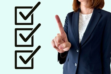 チェックリストを説明する若い女性