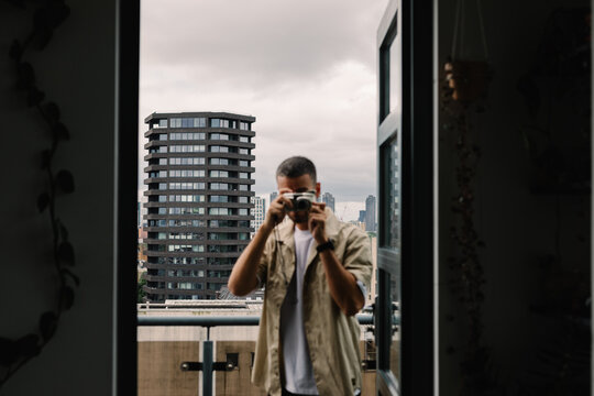 Vacationer uses compact camera to shoot pics of his holiday apartment