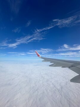 View of the wings from inside a Jetsmart Chile airplane in flight. Airbus A320.