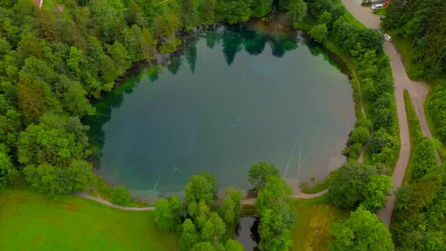 Der Christlessee in Oberstdorf, beim Weiler Gottenried, im bayerischen Landkreis Oberallgau in Deutschland Luftaufnahme. Crystal clear Lake Christlessee in mountains of Alps aerial view in summer. 