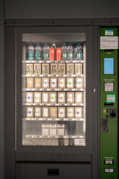 Lago Como, Italia - 8 de abril de 2024: M&aacute;quina expendedora de marihuana y otras yerbas.