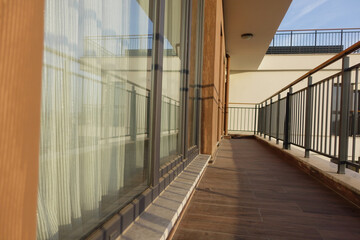 Obraz premium A Contemporary Modern Balcony Featuring Elegant Glass Railings and Abundant Natural Light