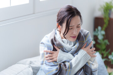 冬服を着た冷え性の女性