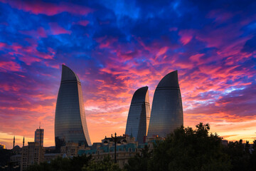 夕焼け空に染まるバクーの近代ビル群