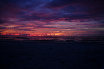 Fototapeta premium Purple and Orange Twilight Sunset Beach