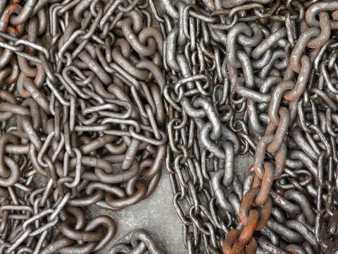 The steel buckles using in Industry for lifting heavy machines