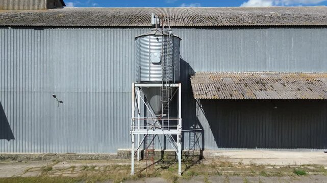 Silo &agrave; grains en vue dynamique | drone