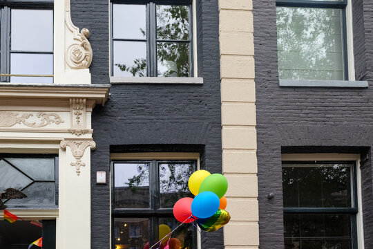 Balloons in front of the building 