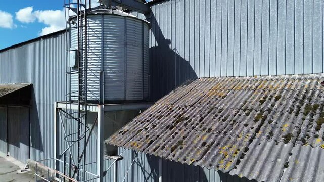 Silo &agrave; grains en vue dynamique | drone