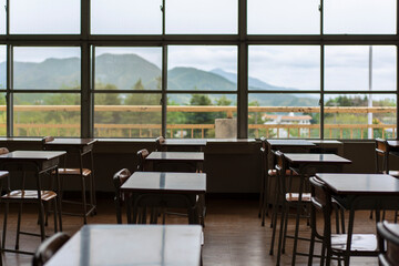 窓から山が見える学校の教室