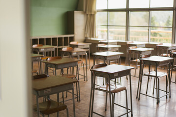 誰もいない学校の教室
