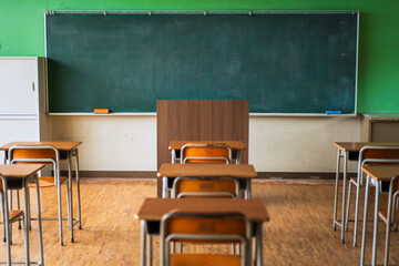誰もいない学校の教室
