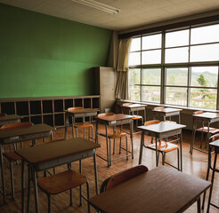 机と椅子が並んでいる学校の教室の風景