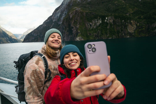 Couple on Milford Sound cruise