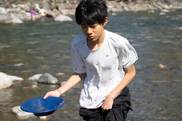 パンニング皿　砂金集め　砂金取り　少年　川　遊ぶ　夏休み　楽しい　河原　川原