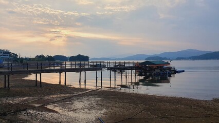 저녁 노을이 있는 바닷가 풍경