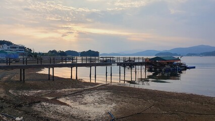 저녁 노을이 있는 바닷가 풍경