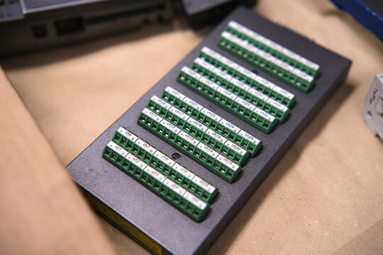Connecting terminal block for tension and voltage channel measurement.