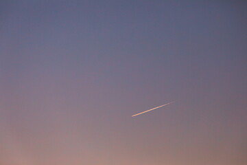 太陽光に輝く飛行機雲