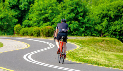 Obraz premium Cyclist ride on the bike path in the city Park 