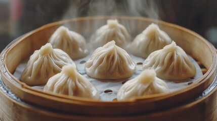 Un conjunto de ocho dumplings al vapor está dispuesto en una canasta de bambú, con vapor elevándose, mostrando su frescura y textura suave.


