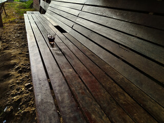 Obraz premium a cup of coffee on a wooden bench