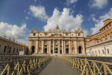 Obraz premium View of St. Peter's Basilica in the Vatican and the square in front of it with rows of chairs for the faithful