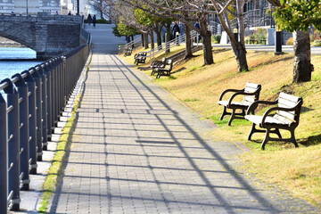 みなとみらい運河沿いの遊歩道にあるベンチ