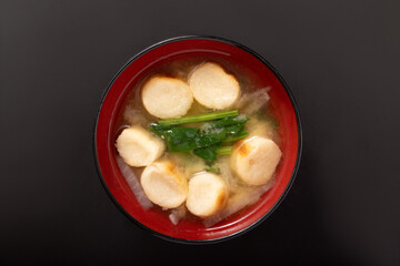 焼き麩とほうれん草の味噌汁