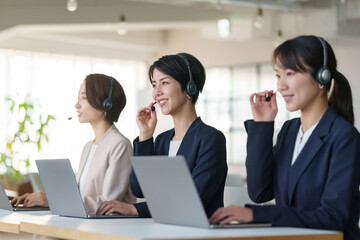 女性　オペレーター
