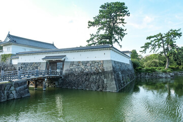 お堀から眺める小田原城の銅門