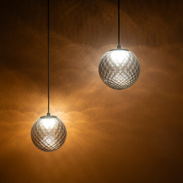 Suspension luminaire moderne en architecture d'int&eacute;rieur