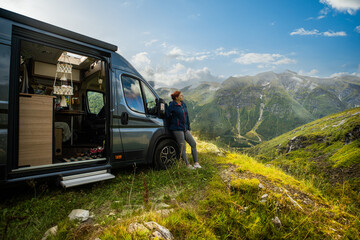 Frau macht Camping in den Bergen