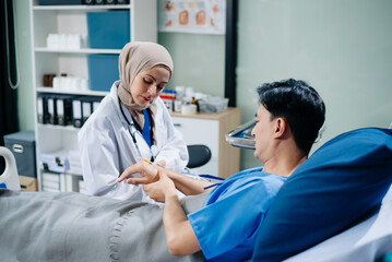 Obraz premium Muslim female doctors providing medical care in a modern clinic, with a focus on healthcare, patient treatment