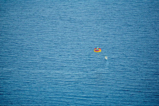 Vista dall'alto del mare e di una barca che pratica il parasail