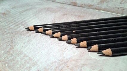 Fila di pastelli neri vintage con primo piano e spazio per la copia