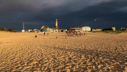 Strand Warnemünde mit Leuchtturm an der Ostsee