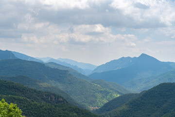 paisaje alpino con cielo nublado