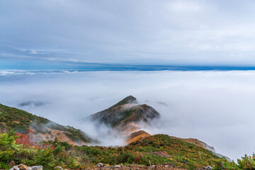 紅葉の一切経山登山道から雲海に浮かぶ駱駝山