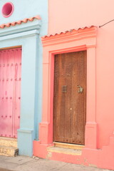 Stunning colonial architecture of Cartagena, Colombia’s historic old town, showcasing vibrant, brightly colored facades with intricate balconies adorned with lush flowers. The image captures the charm
