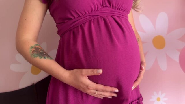gestante faz carinho na barriga maternidade com amor, ch&aacute; de menina 